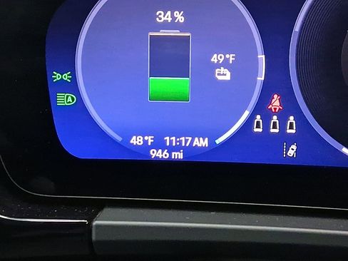 Certified 2025 Porsche Macan Turbo Electric AWD/4WD image 21