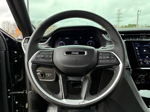 Used 2023 Jeep Grand Cherokee L Laredo image 13