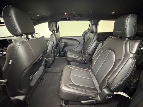 New 2026 Chrysler Pacifica Select image 5