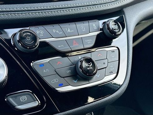 New 2025 Chrysler Pacifica Select w/ Fav Edition Package image 10