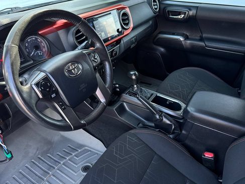 Used 2017 Toyota Tacoma TRD Off-Road AWD/4WD image 3