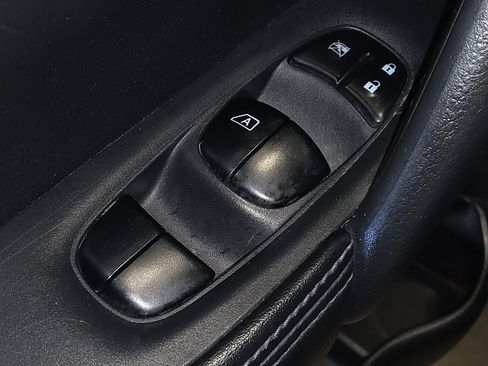 Used 2017 Nissan Rogue SV w/ SV Premium Package image 27