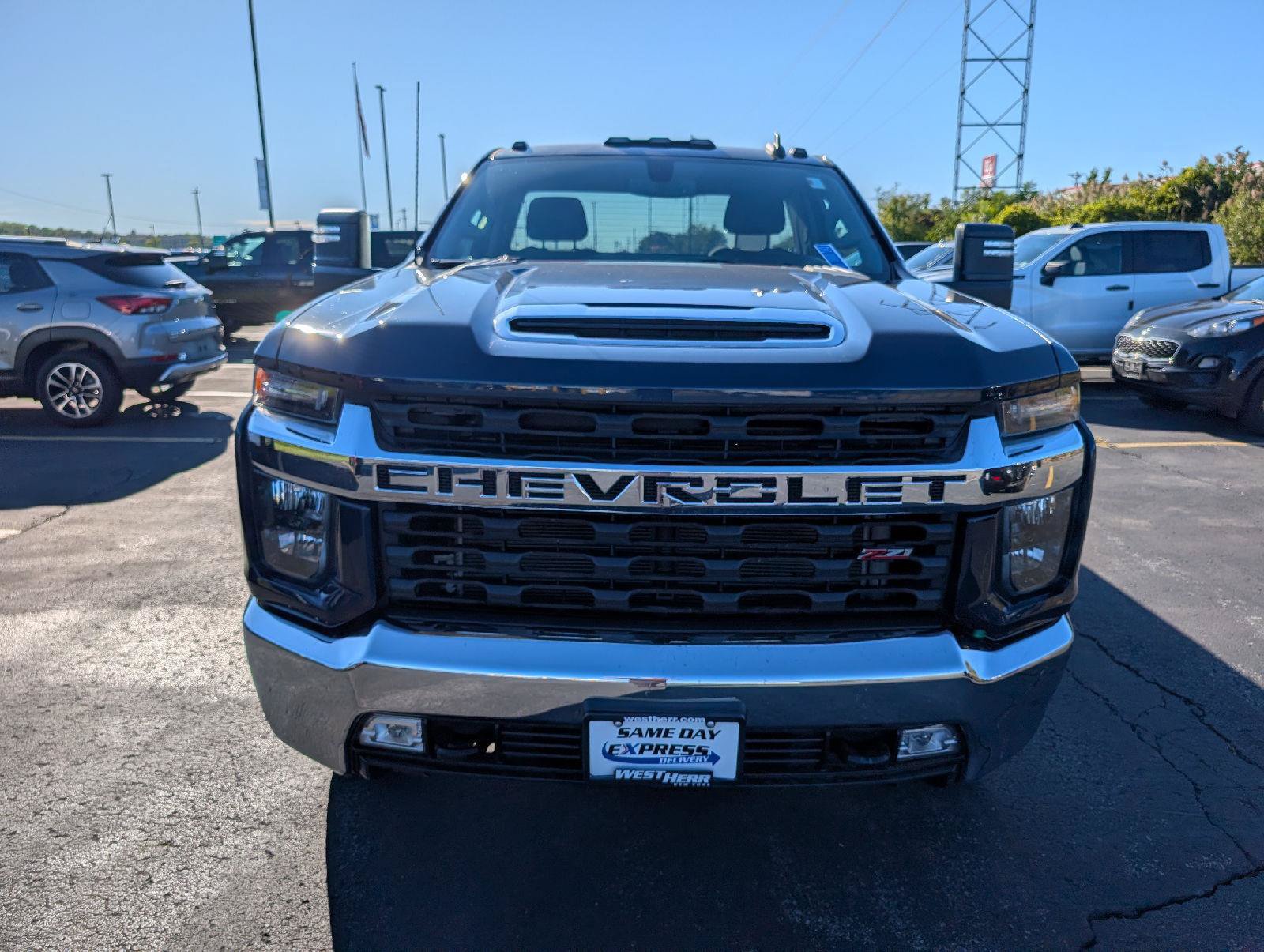Used 2022 Chevrolet Silverado 2500 LT w/ Convenience Package AWD/4WD image 2