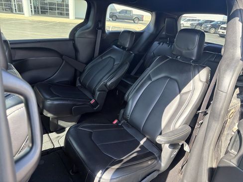 Used 2025 Chrysler Pacifica Select image 11