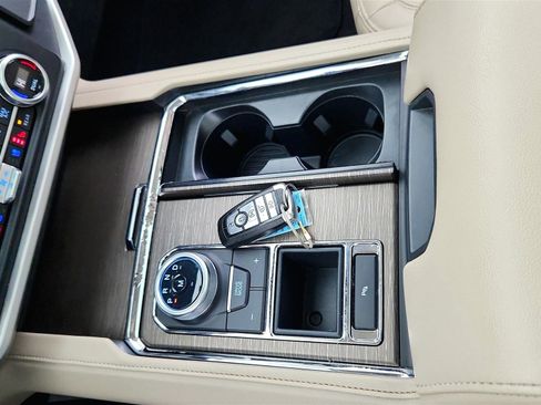 Used 2024 Ford Expedition Limited RWD image 32