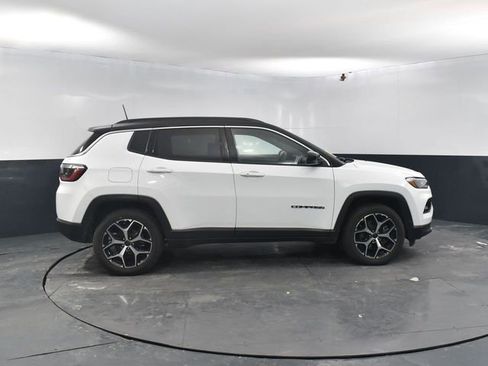 Used 2025 Jeep Compass Limited image 11