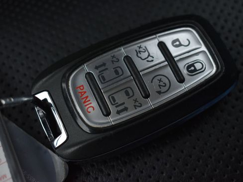 Used 2023 Chrysler Pacifica Limited image 37