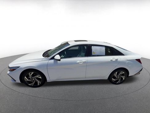 Used 2025 Hyundai Elantra Limited FWD image 9