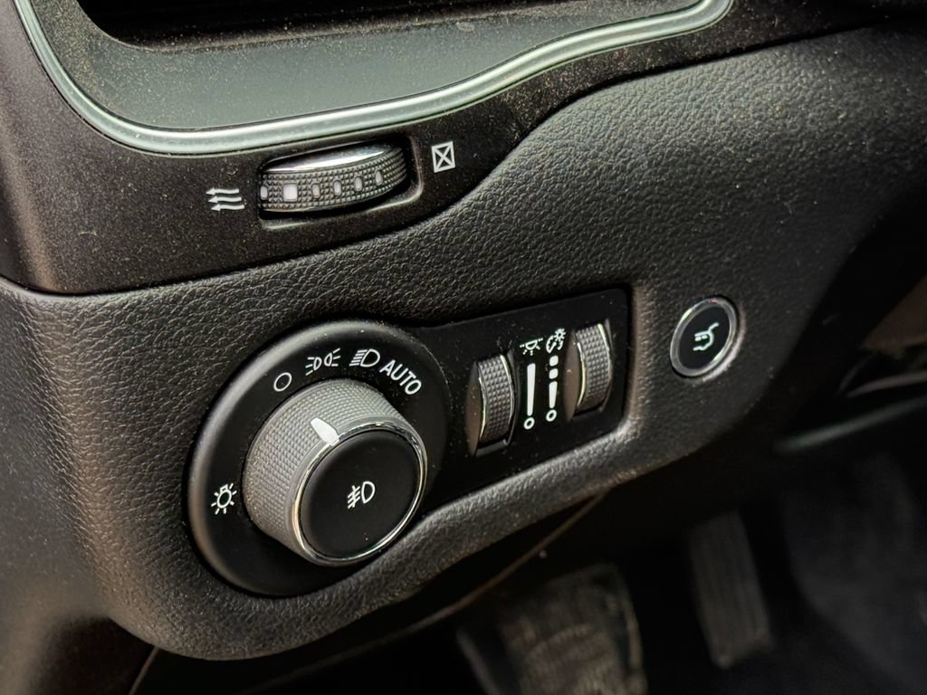 Used 2019 Jeep Cherokee Trailhawk AWD/4WD image 19