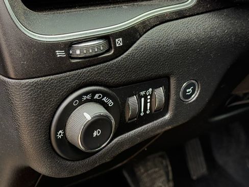 Used 2019 Jeep Cherokee Trailhawk AWD/4WD image 19