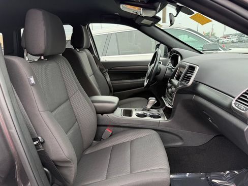 Used 2020 Jeep Grand Cherokee Laredo AWD/4WD image 21