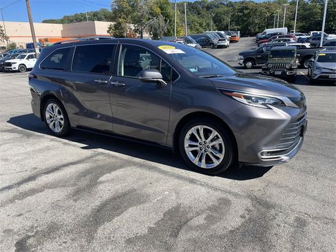 Certified 2023 Toyota Sienna Platinum image 6