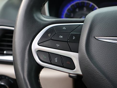 Used 2023 Chrysler Pacifica Touring-L FWD image 13