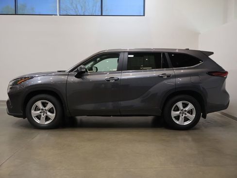 Used 2024 Toyota Highlander LE AWD/4WD image 4