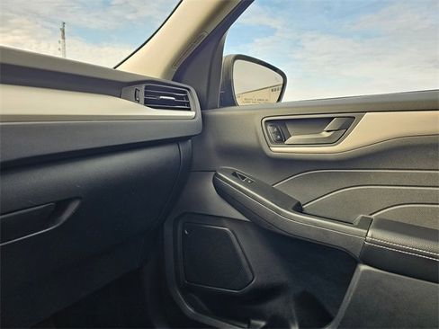 Used 2022 Ford Escape SE image 25