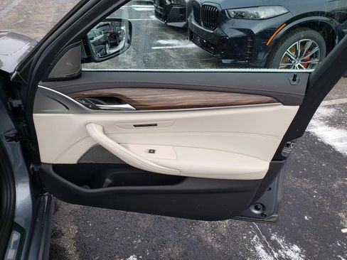 Used 2022 BMW M550i xDrive M550i xDrive w/ Premium Package image 18