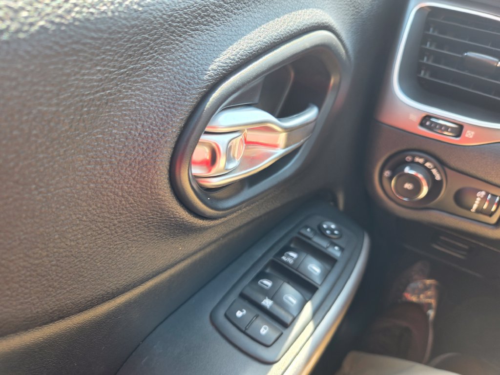 Used 2019 Jeep Cherokee Latitude w/ Popular Appearance Group AWD/4WD image 22