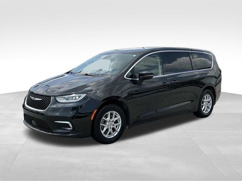 Used 2023 Chrysler Pacifica Touring-L FWD image 2