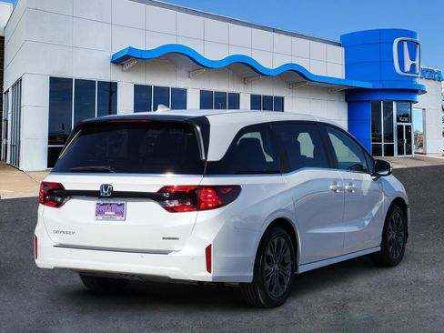 New 2026 Honda Odyssey Touring image 5
