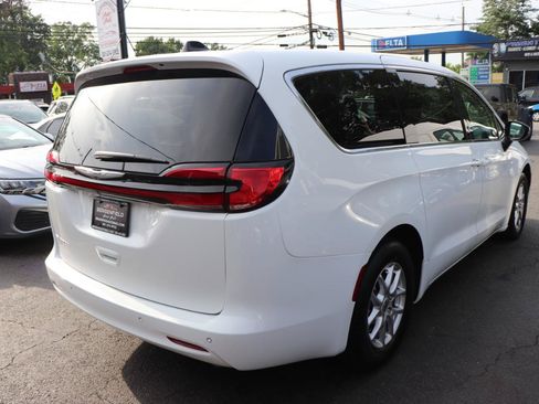 Used 2024 Chrysler Pacifica Touring-L FWD image 5