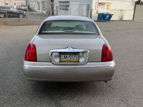 Used 2001 Lincoln Town Car Signature image 5