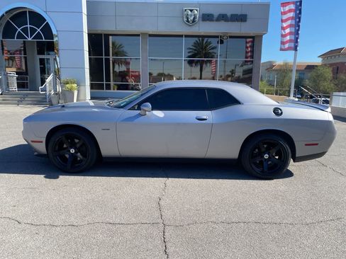 Used 2018 Dodge Challenger R/T RWD image 9