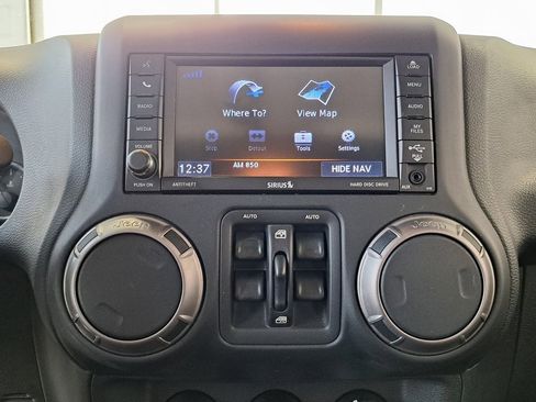 Used 2018 Jeep Wrangler Unlimited Sahara image 14