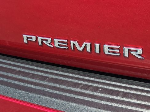 New 2025 Chevrolet Suburban Premier image 9