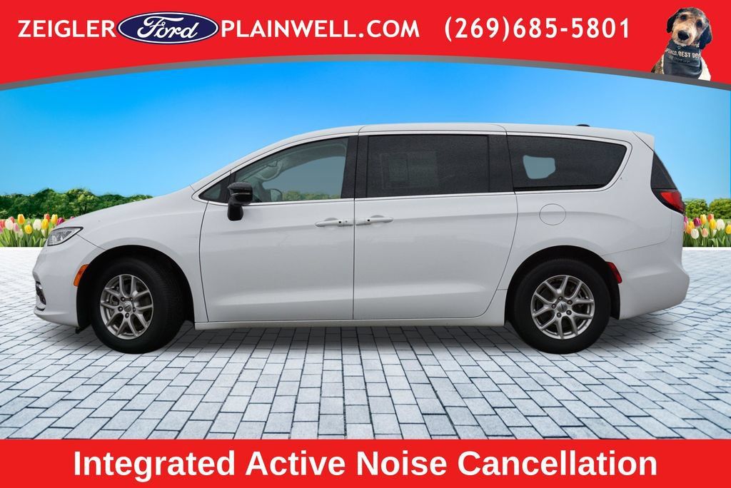 Used 2024 Chrysler Pacifica Touring-L FWD image 2