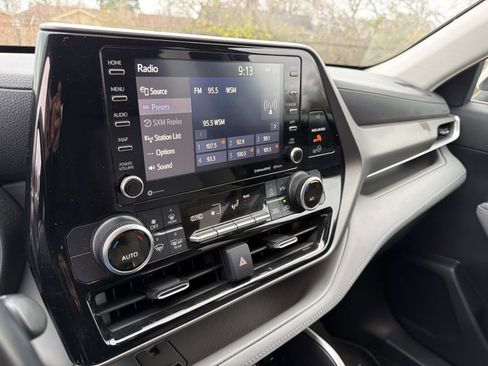 Used 2021 Toyota Highlander L image 8