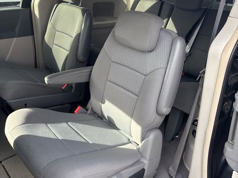 Used 2010 Chrysler Town & Country Touring image 10