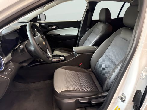 Used 2024 Chevrolet Trax LT w/ Sunroof Package FWD image 17