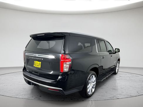Used 2023 Chevrolet Suburban High Country w/ Advanced Technology Package AWD/4WD image 3