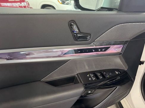 Used 2024 BMW 740i image 24
