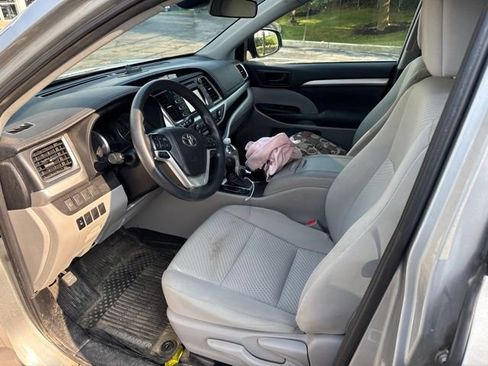 Used 2019 Toyota Highlander LE FWD image 11