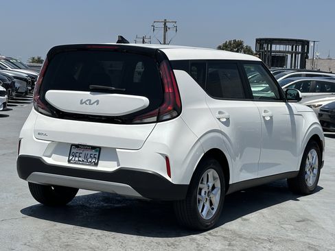 Certified 2023 Kia Soul LX w/ LX Technology Package FWD image 7