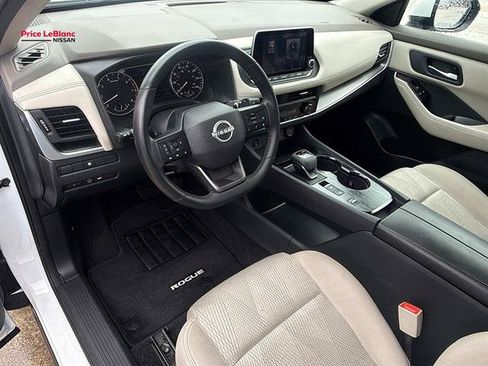 Used 2025 Nissan Rogue SV FWD image 17