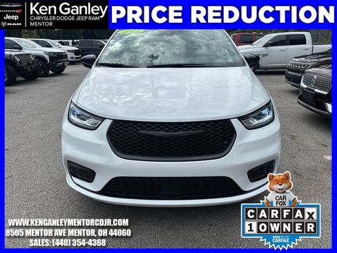 Used 2025 Chrysler Pacifica Limited FWD image 2