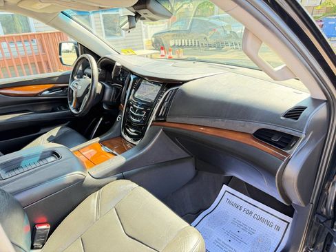 Used 2018 Cadillac Escalade Luxury AWD/4WD image 46