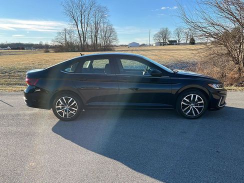 Used 2025 Volkswagen Jetta SE image 6