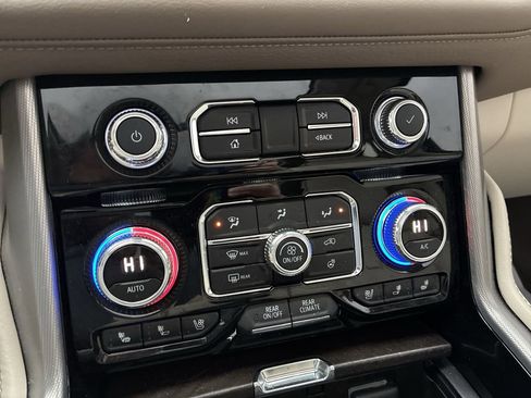 Used 2024 GMC Yukon Denali w/ Denali Reserve Package image 16