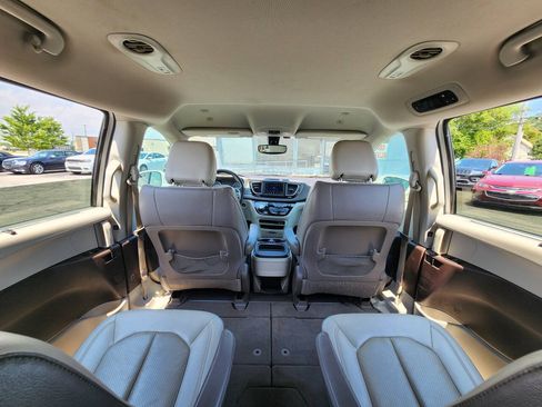 Used 2019 Chrysler Pacifica Touring-L FWD image 14