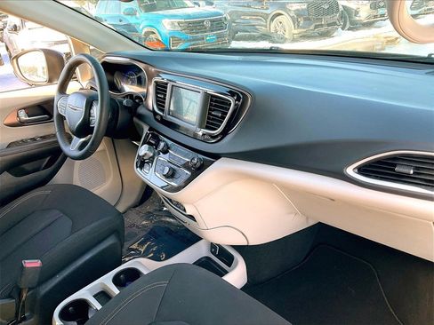 Used 2023 Chrysler Voyager LX image 13