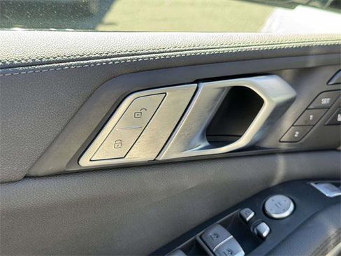 Used 2022 BMW X7 xDrive40i w/ Parking Assistance Package image 16