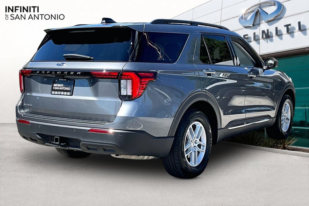Used 2025 Ford Explorer Active RWD image 2