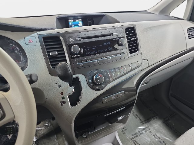Used 2014 Toyota Sienna LE FWD image 20