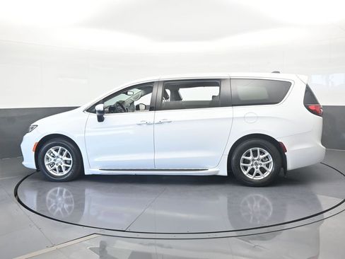 Used 2023 Chrysler Pacifica Touring-L image 3