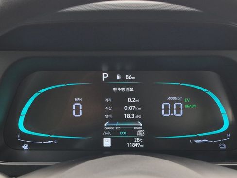 Used 2025 Hyundai Elantra Hybrid FWD image 9