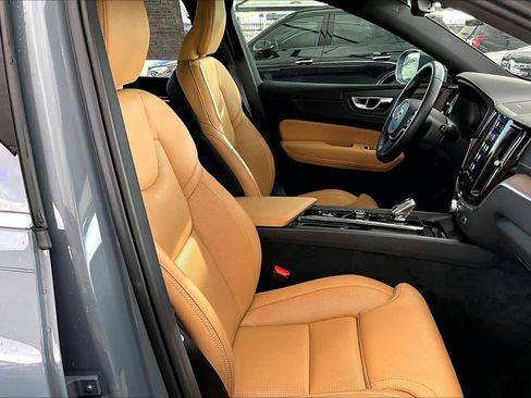 Used 2022 Volvo XC60 T8 Inscription image 9