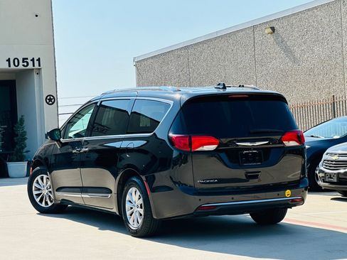 Used 2019 Chrysler Pacifica Touring-L FWD image 9